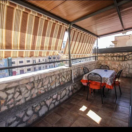 Anthony Station Konukevi Palermo